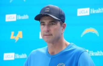 Pelatih Chargers DL Mike Elston menolak wawancara dengan DC