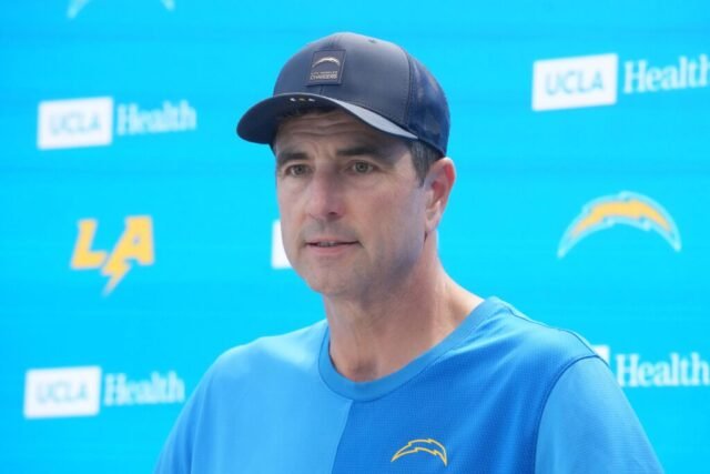 Pelatih Chargers DL Mike Elston menolak wawancara dengan DC