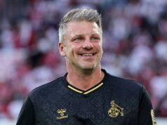 Pelatih FC Cologne menarik perhatian karena kelakuan luar biasa di pinggir lapangan