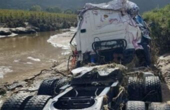 Pencarian putus asa berlanjut untuk pengemudi Durban yang tersapu banjir Cape Town