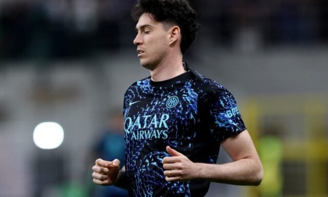 Pengejaran Barcelona terhadap pemain internasional Italia tidak pasti karena pembicaraan