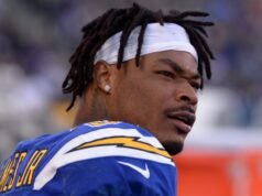 Pengisi daya, Derwin James menyetujui perpanjangan