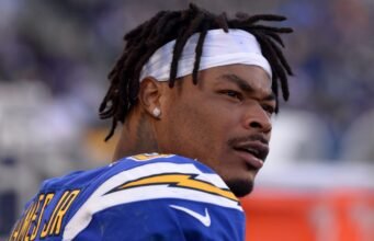 Pengisi daya, Derwin James menyetujui perpanjangan