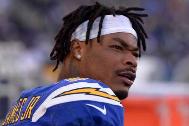 Pengisi daya, Derwin James menyetujui perpanjangan