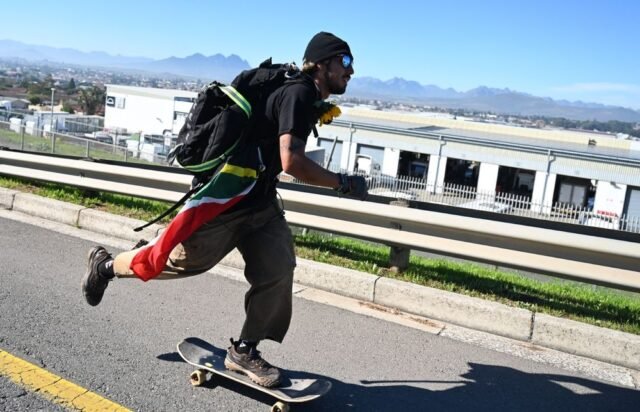 Perjalanan Skateboard Remaja Jason sepanjang 5.900 km
