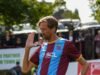 Peter Crouch mengadakan perayaan robot dalam bentuk maskot ikonik