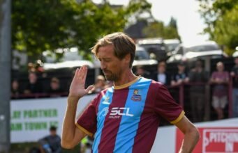 Peter Crouch mengadakan perayaan robot dalam bentuk maskot ikonik