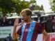 Peter Crouch mengadakan perayaan robot dalam bentuk maskot ikonik