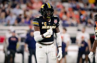 Ravens menandatangani Zion Young, menyelesaikan penandatanganan kelas draf