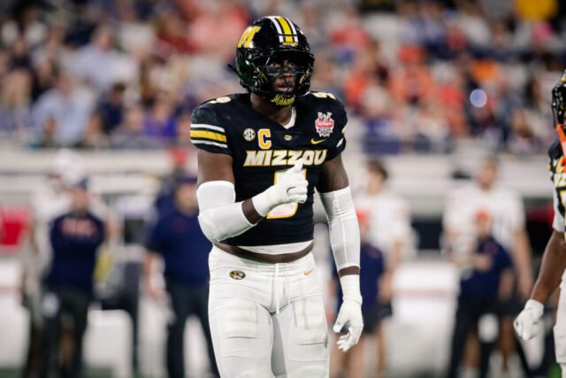 Ravens menandatangani Zion Young, menyelesaikan penandatanganan kelas draf