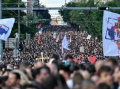Ribuan orang berkumpul di ibu kota Serbia untuk menyerukan pemilu