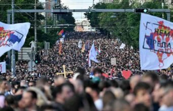 Ribuan orang berkumpul di ibu kota Serbia untuk menyerukan pemilu