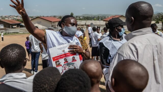 Serangan warga mempersulit perang melawan Ebola: NPR