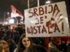 “Siap melakukan kekerasan”: Para hooligan Serbia menargetkan para demonstran