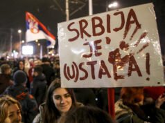 “Siap melakukan kekerasan”: Para hooligan Serbia menargetkan para demonstran