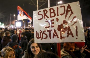 “Siap melakukan kekerasan”: Para hooligan Serbia menargetkan para demonstran