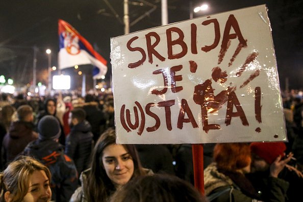 “Siap melakukan kekerasan”: Para hooligan Serbia menargetkan para demonstran