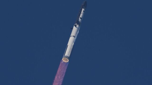 SpaceX meluncurkan pesawat ruang angkasa terbesarnya dalam uji terbang: NPR