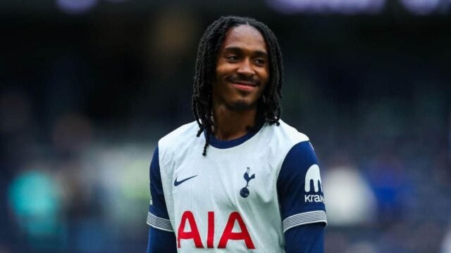 Spence termasuk dalam skuad Inggris dengan Alexander-Arnold dikecualikan