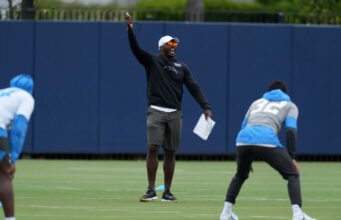 Steelers dan pelatih tim khusus senior Derius Swinton berpisah