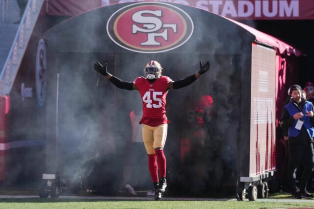 Tagihan ditandatangani oleh LB Demetrius Flannigan-Fowles