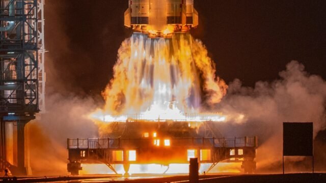Tiongkok meluncurkan pesawat ruang angkasa dengan 1 dari 3 astronot