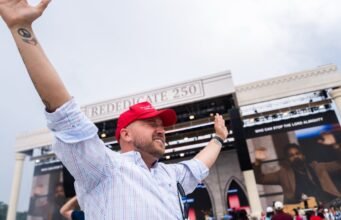 Trump, pejabat pemerintahan berpidato di rapat umum umat Kristen di National Mall: NPR