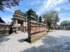 Yogyakarta meluncurkan program “Bule Mengajar”.