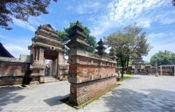 Yogyakarta meluncurkan program “Bule Mengajar”.