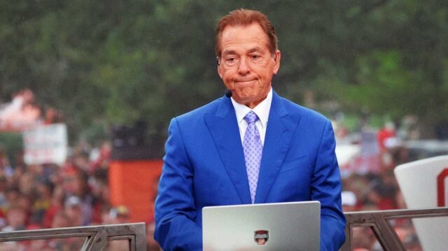 Nick Saban Mengirimkan Peringatan 'Perlombaan Senjata' Atas Masalah NIL Sepak