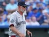 Si kembar menandatangani kontrak liga kecil dengan mantan pereda Blue Jays