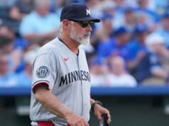 Si kembar menandatangani kontrak liga kecil dengan mantan pereda Blue Jays