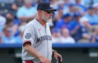 Si kembar menandatangani kontrak liga kecil dengan mantan pereda Blue Jays