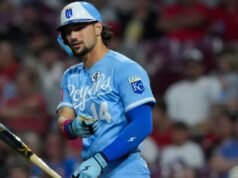 Jac Caglianone dari Royals meninggalkan pertandingan Twins karena cedera bahu
