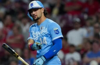 Jac Caglianone dari Royals meninggalkan pertandingan Twins karena cedera bahu