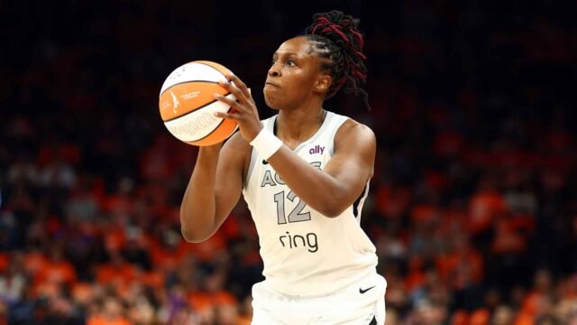 Chelsea Gray melewati pelatih kepala Becky Hammon dalam assist sepanjang
