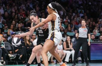 Legenda New York menerima tepuk tangan meriah di Barclays Center