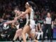 Legenda New York menerima tepuk tangan meriah di Barclays Center