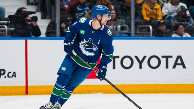 Elias Pettersson dihubungkan dengan 2 tim lain oleh reporter Canucks