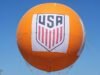 Saksikan para penggemar Tim USA bersikap patriotik di luar Stadion Los Angeles
