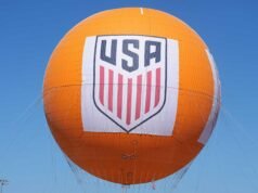 Saksikan para penggemar Tim USA bersikap patriotik di luar Stadion Los Angeles