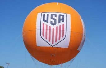 Saksikan para penggemar Tim USA bersikap patriotik di luar Stadion Los Angeles