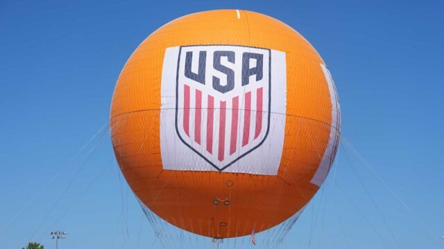 Saksikan para penggemar Tim USA bersikap patriotik di luar Stadion