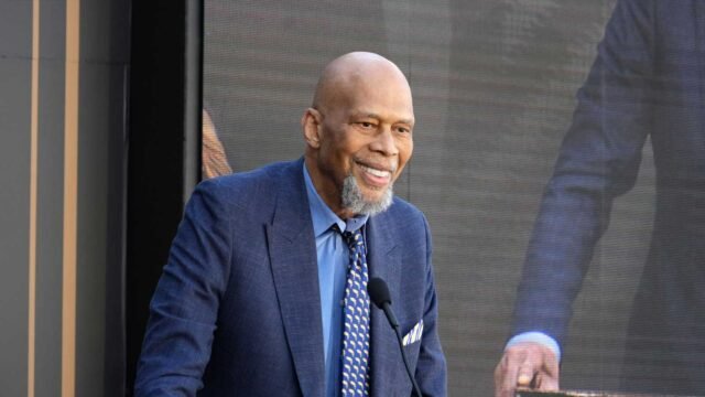 Kareem Abdul-Jabbar menyaksikan USMNT mengalahkan Paraguay