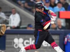 Alejandro Kirk dari Blue Jays menerima bunganya dari John Schneider setelah comeback 3 pukulan