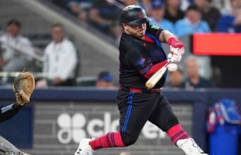 Alejandro Kirk dari Blue Jays menerima bunganya dari John Schneider setelah comeback 3 pukulan