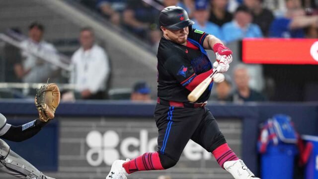 Alejandro Kirk dari Blue Jays menerima bunganya dari John Schneider