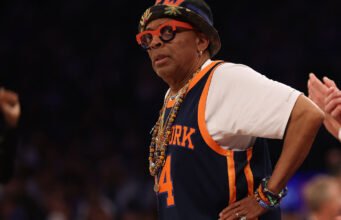 Spike Lee akhirnya mendapatkan gelar NBA setelah menjadi pemegang tiket musiman untuk pertandingan pertama Patrick Ewing