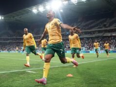 Afrika Selatan, Meksiko menerima kartu merah di pertandingan pembuka Piala Dunia yang penuh semangat