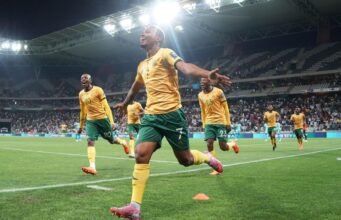Afrika Selatan, Meksiko menerima kartu merah di pertandingan pembuka Piala Dunia yang penuh semangat